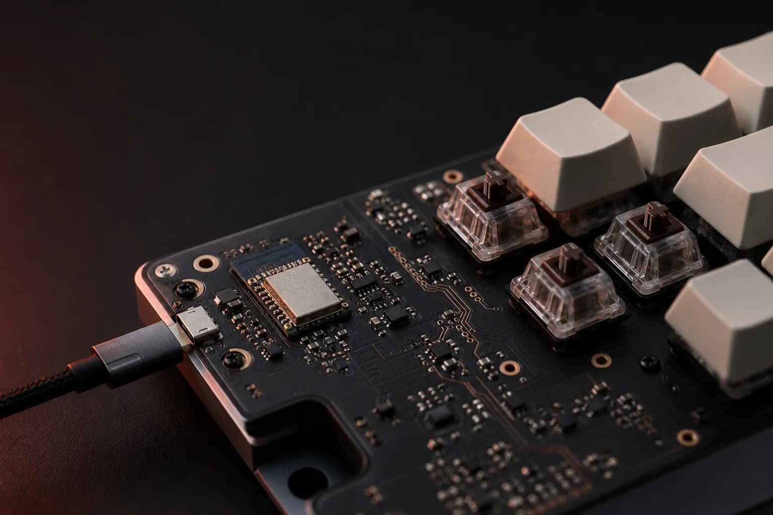定制机械键盘原型的 PCB 与轴体局部
